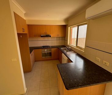 Freshly Updated, 3 Bedroom, 2 Bathroom - Photo 6