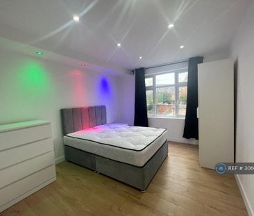 1 bedroom in a house share to rent - Photo 2