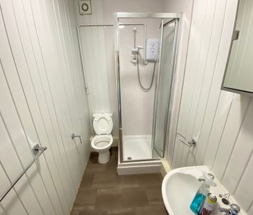 9 Bed Student Accommodation - Photo 2
