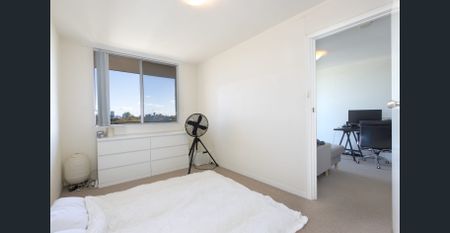 1 BEDROOM APARTMENT WITH CITY VIEWS - Photo 4