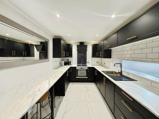 2 bedroom Flat To Let - Photo 1