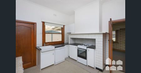 UPDATED HOME WITH DOUBLE GARAGE! - Photo 3