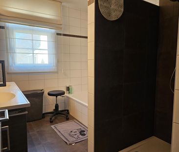 Ruim gelijkvloers appartement met terras en garage - Photo 4