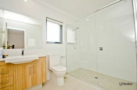 Modern Corner Townhouse Living in the Heart of Hope Island - Photo 5