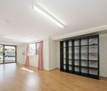 Quiet 3 Bedroom Unit - Water, gas and internet included - Photo 5