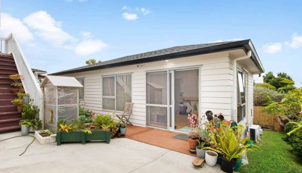 Freestanding two bedroom home - Photo 1