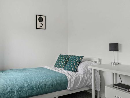 🚉 Big Room, Bigger Perks – 5 Minutes to the Train Station! 🏡✨ - Photo 2