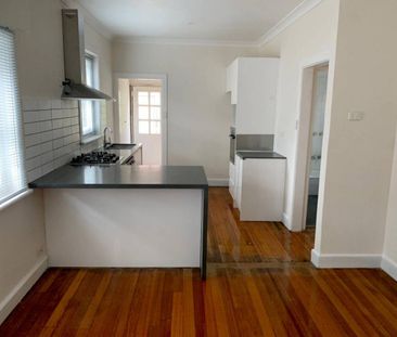 Pet friendly neat and tidy 3 bed, 1 bathroom, 2 toilets. - Photo 4