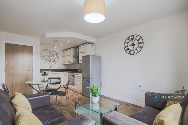 3 bedroom flat to rent - Photo 1