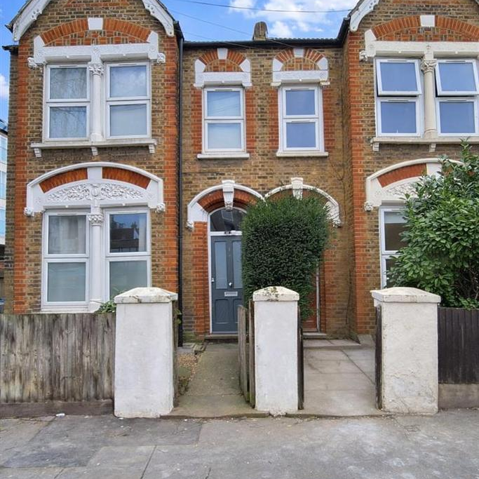 3 bedroom flat to rent - Photo 1