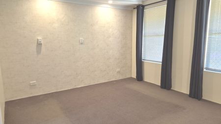 Fabulous 4 Bedroom, 2 Bathroom Home - Photo 2