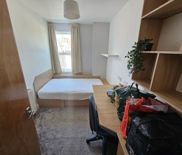 5 Bed - 8 Walmsley Road, Hyde Park, Leeds - LS6 1NG - Student - Photo 2