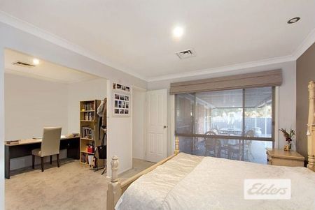 4 BEDROOMS FAMILY HOME, WALKING DISTANCE TO QUAKERS HILL SHOPS & STATION - Photo 3