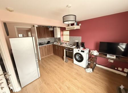 2 Bed Flat, Hall Lane, LS12 - Photo 2