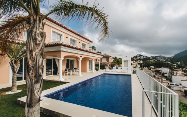 Se alquila para todo el año un estupendo chalet independiente con piscina en Moraira - Photo 1