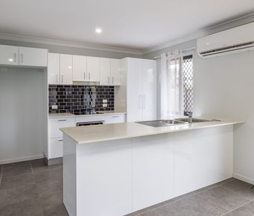 Charming Family Home in Quiet Ningi Location – Water Included! - Photo 2