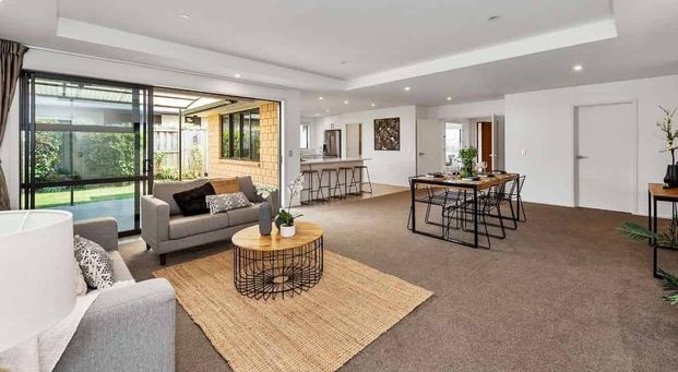 Outstanding Spacious Executive 4 Bedroom 2 Bathroom Home - Photo 1