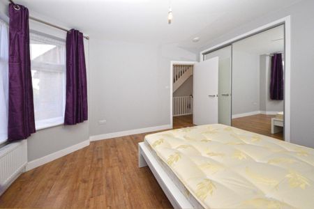3 bedroom flat to rent - Photo 2