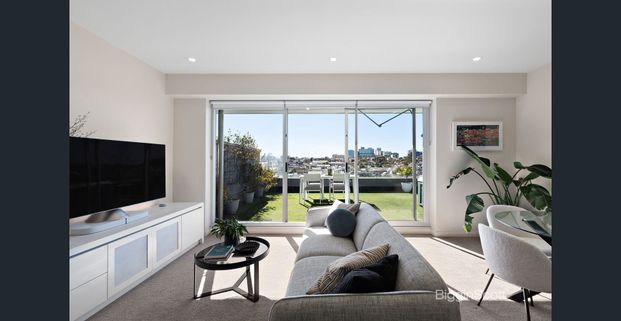 TOP-FLOOR WITH INCREDIBLE VIEWS - HEAR THE ROAR OF THE MCG! - Photo 1