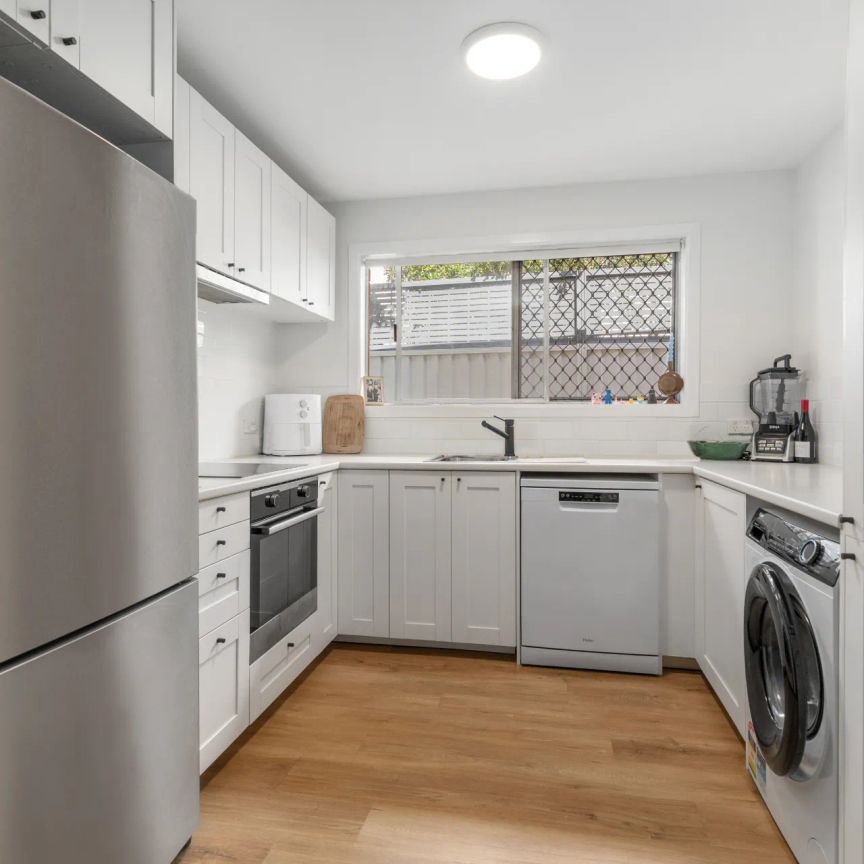 Duplex in prime northern Palm Beach location – walk to Tallebudgera Creek! - Photo 1