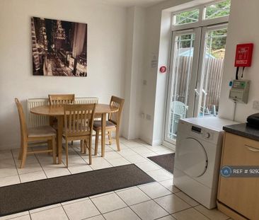 1 bedroom in a house share to rent - Photo 1