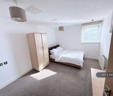 2 bedroom flat to rent - Photo 2