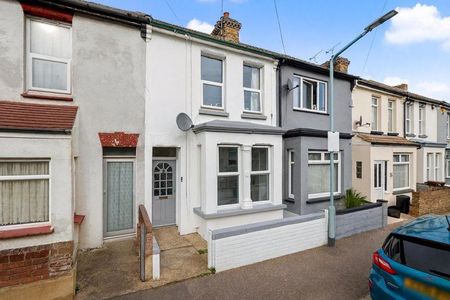 3 bedroom terraced house to rent - Photo 3