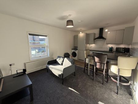 3 bedroom flat to rent - Photo 2