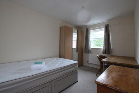 8 bedroom detached house to rent - Photo 4