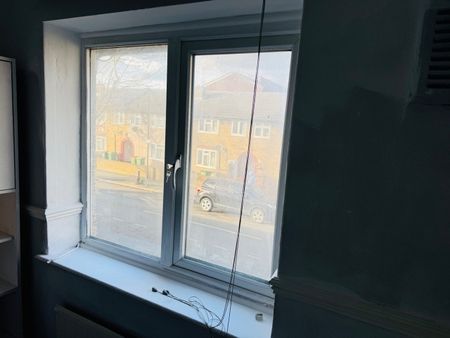 3 Bed Terraced House, Churchill Road, E16 - Photo 2