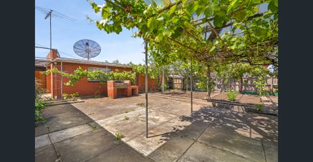 Three bedroom home in great location! - Photo 2