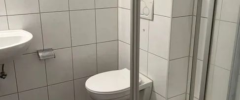 "Ideal für eine ältere Person" Schöne 2,5 Zimmer-Wohnung mit Balkon im I. OG in 47226 Duisburg - Photo 1