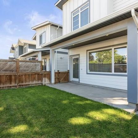 Central Kelowna, great location 3 bed, 2.5 Bath - Photo 1