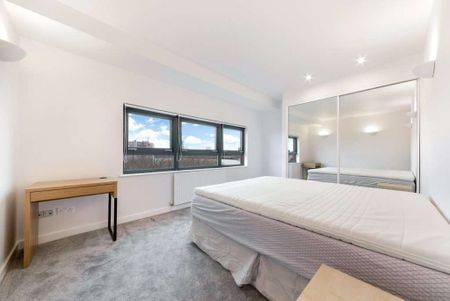 Beautifully presented 3 bedroom flat to rent in Canary Wharf. - Photo 2