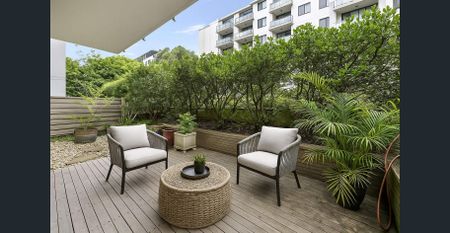 Spacious one bedroom ground floor garden apartment - Photo 3
