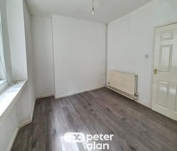 3 bedroom end of terrace house to rent - Photo 2