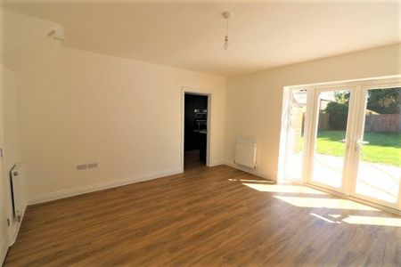 4 bedroom detached house to rent - Photo 3