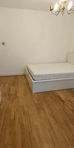 1 bedroom in a flat share to rent - Photo 3