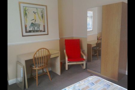 beautiful shared house in central Bolton - Photo 3