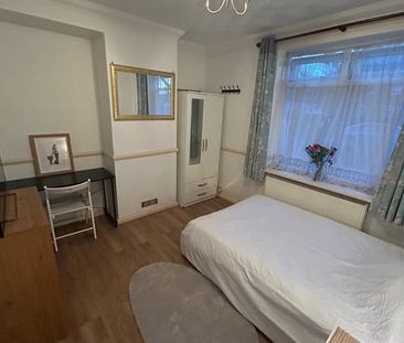 Room in a Shared House, King Alfred Avenue, SE6 - Photo 1