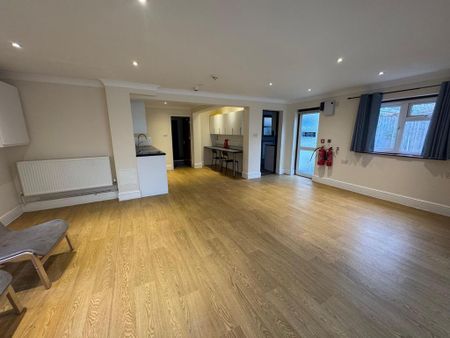 1 bedroom in a house share to rent - Photo 4