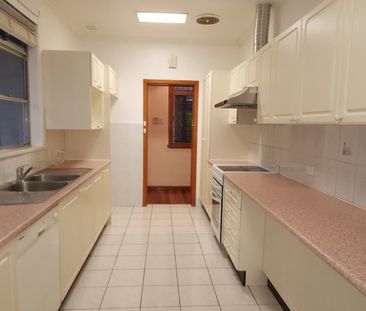 Spacious Family Home with Self-Contained Flat - Photo 2