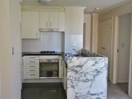 Apartment with 2 bedrooms, 1 bathroom & parking for 1 car - Photo 4