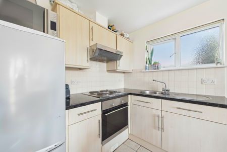 1 bedroom Flat in Drift Way, Slough - Photo 2