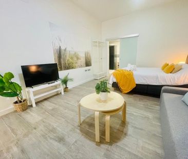 Calle Perdiguera, Málaga, Andalusia 29003 - Photo 5