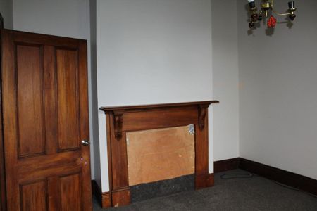 Large Villa with fully fenced backyard! - Photo 4