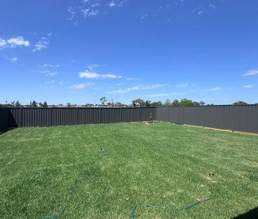 Family Friendly - Room to Grow - Fantastic Yard, Ducted Air Con, Al... - Photo 1