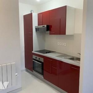 Au 1er étage, appartement t2 en duplex refait à neuf - Photo 2