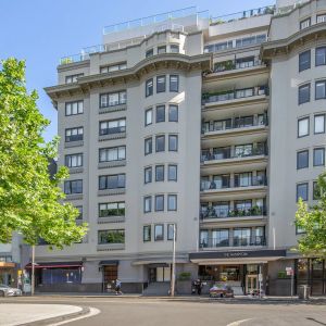 The Hampton-Upmarket New York-Style Furnished Apartment with Secure Parking & Private Courtyard- Couples Encouraged to Apply - Photo 3