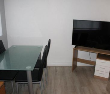 3 bedroom flat to rent - Photo 2